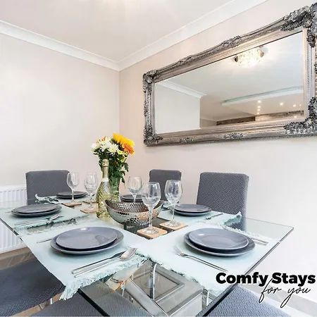 Apartment 3-bed - Sleeps Up To 6 - Near Centre - Free Parking