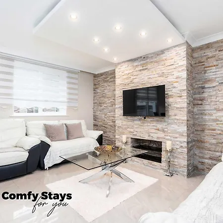 3-bed - Sleeps Up To 6 - Near Centre - Free Parking Apartment *