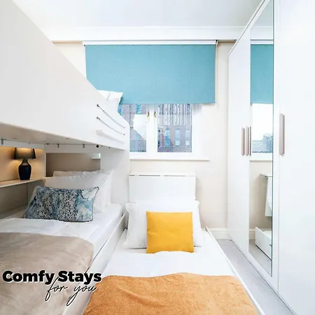 3-bed - Sleeps Up To 6 - Near Centre - Free Parking Apartment *