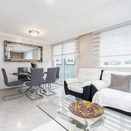 Apartment 3-bed - Sleeps Up To 6 - Near Centre - Free Parking *