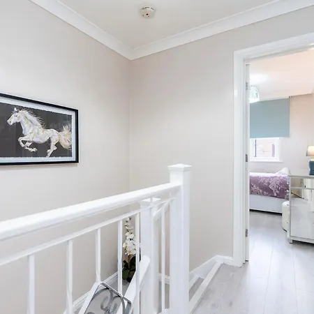3-bed - Sleeps Up To 6 - Near Centre - Free Parking Apartment *