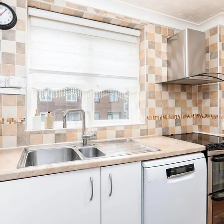 Apartment 3-bed - Sleeps Up To 6 - Near Centre - Free Parking