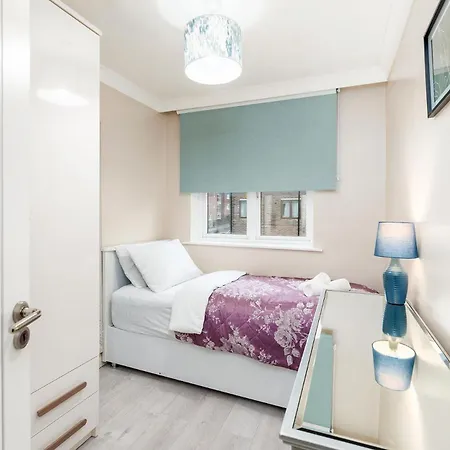 3-bed - Sleeps Up To 6 - Near Centre - Free Parking Apartment *